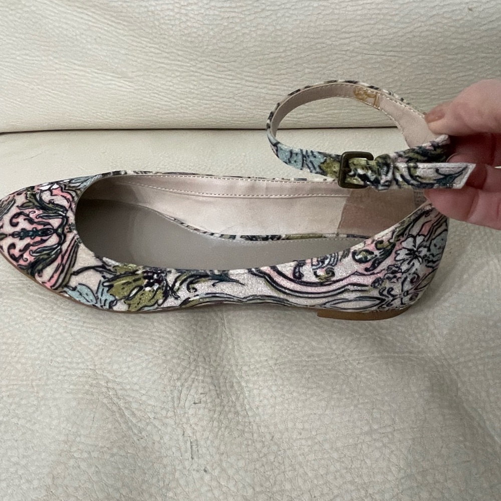 Flats: 8/1/2M white pink black blue-gray on suede. Pink bag in my closet.